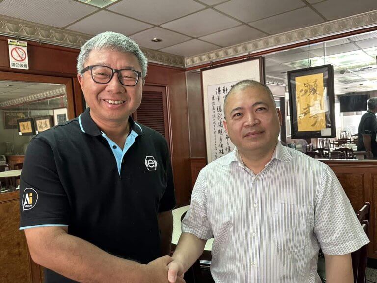奕瑞科技執行長張義淵（左）與小馬光學創辦人蔡長青博士共同合影